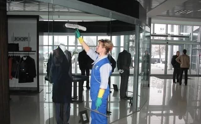 Sauberer Einkaufszentrumbereich oder Gang